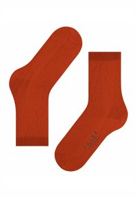 Un paio di calze corte color ruggine con risvolti a coste, una calza mostra la suola con piccolo testo della marca in nero.
