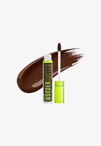 Tube ouvert de correcteur NYX Wonder Snatch marron foncé avec bouchon vert et applicateur, avec une trace de correcteur derrière.