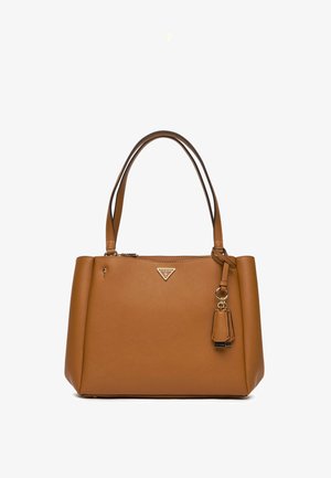 Borsa a tracolla sintetica marrone con doppie maniglie superiori, hardware argentato, chiusura a zip e dettaglio portachiavi. Texture liscia e forma strutturata.