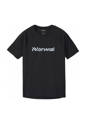 Czarny, krótkim rękawem, okrągły t-shirt z napisem "Normal" stylizowanymi szarymi literami na wysokości klatki piersiowej.