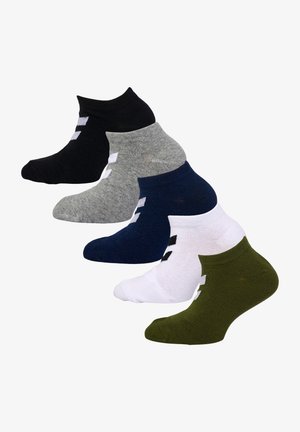 Fem par ankelstrømper vist i sort, grå, marineblå, hvid og olivengrøn. Hver strømpe har en ribbet manchet og en kontrastfarvet logostribe.