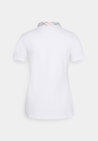 Polo shirt blanc à manches courtes avec une coupe légèrement ajustée et un détail de col vichy léger, présenté de dos.