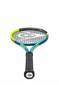 Blauwe en gele tennisracket met een zwarte grip, ovale kop en een gemarmerde snarenbed; heeft een kenmerkend logo op de handgreep.