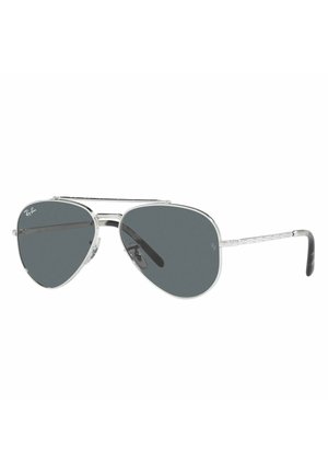 Occhiali da sole aviator con lenti grigio scuro, montatura in metallo tono argento, dettagli trasparenti sugli steli e punte in gomma nera per il comfort.