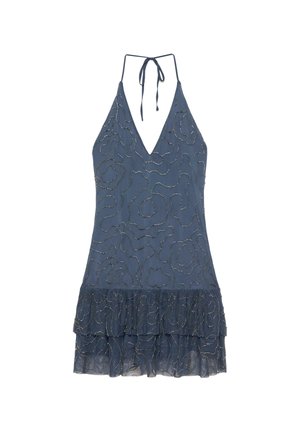 Tmavomodré šaty s halter výstrihom, so vzormi zo strieborných korálok v tvare špirály a vrstveným volánovým lemom, bez rukávov a s hlbokým výstrihom do V.