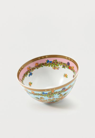 Πορσελάνινο μπολ με ροζ και μπλε λωρίδες, διακοσμημένο με γιρλάντες από φρούτα, λουλούδια και πεταλούδες, τοποθετημένο πάνω σε απλό λευκό φόντο.