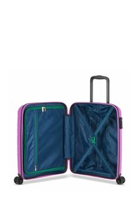 Hartschrankkoffer mit pinker Außenseite, marineblauer Innenauskleidung, grünen Reißverschlussakzenten und Innenriemen zur Organisation. Teleskopgriff.