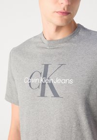 Calvin Klein Jeans HERO MONOGRAM TEE - T-shirt con stampa - medium grey heather