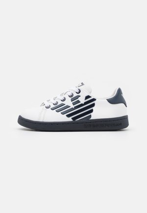 Trainers - white