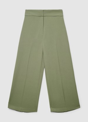 Pantaloni a gamba larga in un verde oliva tenue, con una texture liscia, vita alta e linee pulite e sartoriali. Senza tasche visibili.