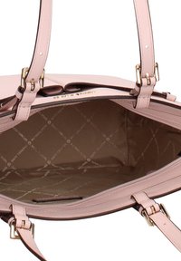 Roze gestructureerde leren handtasje met interieur voorzien van gouden beslag, ritssluitingvak en merkvoering met een diamantpatroon.