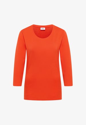 Pomarańczowa koszulka z długim rękawem i okrągłym dekoltem, wykonana z miękkiego materiału, o gładkiej teksturze i prostym designie. Metka z logo widoczna na szyi.