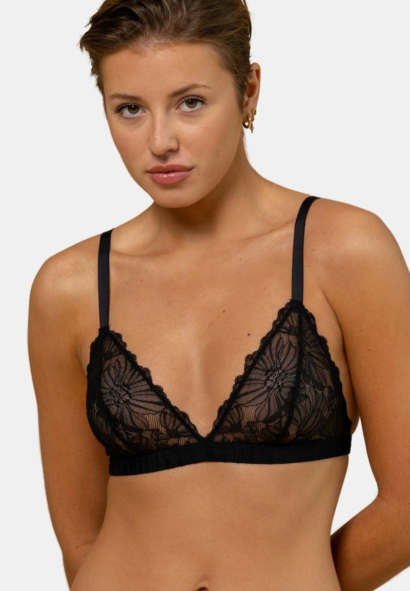 Brassière en dentelle noire avec motif floral, bonnets triangulaires, fines bretelles réglables et un doux bandeau froncé en bas.