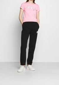 HUGO Triko s potiskem - pink