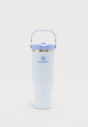 Vaso térmico Stanley de color azul claro con asa de transporte y borde metálico alrededor de la tapa, colocado en posición vertical sobre un fondo blanco.