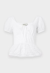 Fehér peplum felső négyzet alakú nyakkivágással, rövid puffos ujakkal és zsinóros részletekkel, texturált rács mintázattal és csipkés díszítéssel.