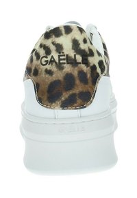 Zapatilla blanca con un reverso de estampado de leopardo. Presenta una textura suave, una marca destacada "GAËLLE" y una suela blanca gruesa.