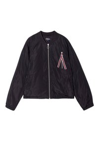 Zwarte bomberjack met een ritssluiting aan de voorkant, geribbelde kraag en elastische manchetten. Voorzien van een decoratieve lintdetail in rood, wit en blauw op de borst.