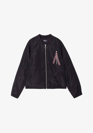 Schwarze Bomberjacke mit einem Reißverschluss vorne, ribbed Kragen und elastischen Bündchen. Verfügt über ein dekoratives Banddetail in Rot, Weiß und Blau auf der Brust.