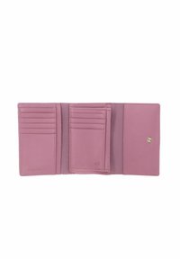 Portefeuille en cuir rose avec plusieurs emplacements pour cartes, une poche plate et une fermeture à pression. Présente une texture lisse et des détails surpiqués.