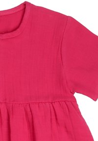 Baumwollkleid in leuchtendem Pink mit kurzen Ärmeln, rundem Halsausschnitt und geraffter Taille. Aus weichem, strukturiertem Stoff mit sanften Falten.