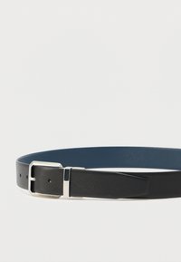 Fekete bőr öv texturált felülettel, ezüstszínű fém téglalap alakú csattal és kontrasztos kék belső résszel.