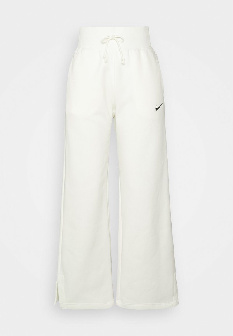 Weiße, weit geschnittene Sweatpants aus weichem Stoff, mit einem elastischen Bund und einer Zugkordel sowie einem schwarzen Nike-Logo auf der rechten Seite.