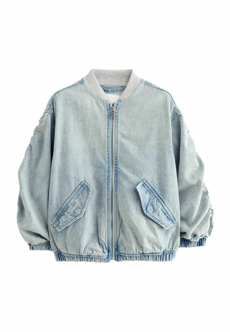Veste bomber en denim bleu clair avec fermeture éclair sur le devant, col côtelé et poignets élastiques. Comprend deux poches plaquées à l'avant et un ourlet froncé.