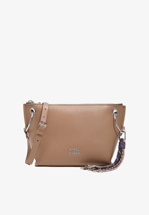 Sac à main en cuir beige avec quincaillerie argentée, fermeture éclair et sangle ajustable. Présente des accents de pompons colorés et un logo de marque.