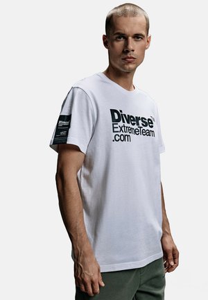 - T-shirt z nadrukiem