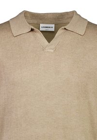 Beige slim-fit tröja med V-hals och krage, med ribbad textur och slät yta, designad för avslappnad användning.