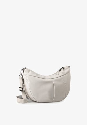 Hellgraue, sichelförmige Schultertasche mit verstellbarem Riemen, Reißverschluss und dezentem, geprägtem Logo auf der Vorderseite.