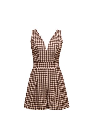 Brun og kremfarget houndstooth-mustered romper med dyp V-hals, tettsittende overdel og plisserte shorts. Lett stoff. Ingen synlig tilbehør.