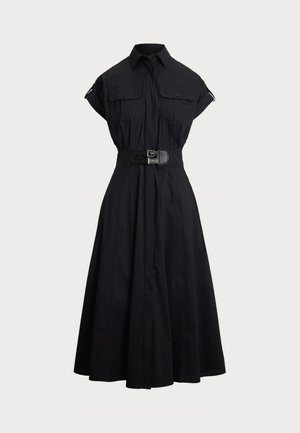 Μαύρο φόρεμα από ελαφρύ ύφασμα, με κοντά μανίκια, δύο μπροστινές τσέπες, εφαρμοστή μέση με φαρδύ ζωνάκι και φούστα σε καμπάνα.