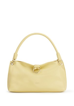 Borsa a mano in pelle giallo tenue con manico singolo arrotondato e dettaglio ad anello dorato al centro anteriore, base rettangolare e bordo superiore curvo.