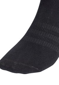 Schwarze Crew-Socke mit gerippter Textur und subtilen Streifen. Die Spitze ist abgerundet, und der Stoff wirkt glatt und elastisch.