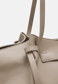 Gina Tricot LONG STRAP BAG - Pirkinių krepšys - beige
