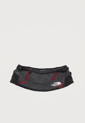 Schwarzer The North Face Bauchtasche mit roten Kordelzügen und verstellbaren Schnallenriemen an den Seiten, dargestellt vor einem schlichten hellen Hintergrund.