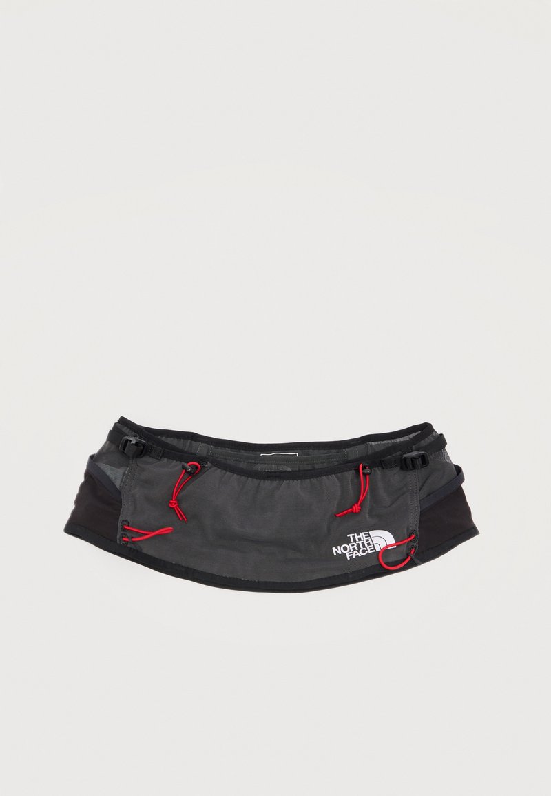 Μαύρο τσαντάκι μέσης The North Face με κόκκινες διακοσμητικές κορδόνια και ρυθμιζόμενες πόρπες στις πλευρές, εμφανιζόμενο σε απλό φωτεινό φόντο.