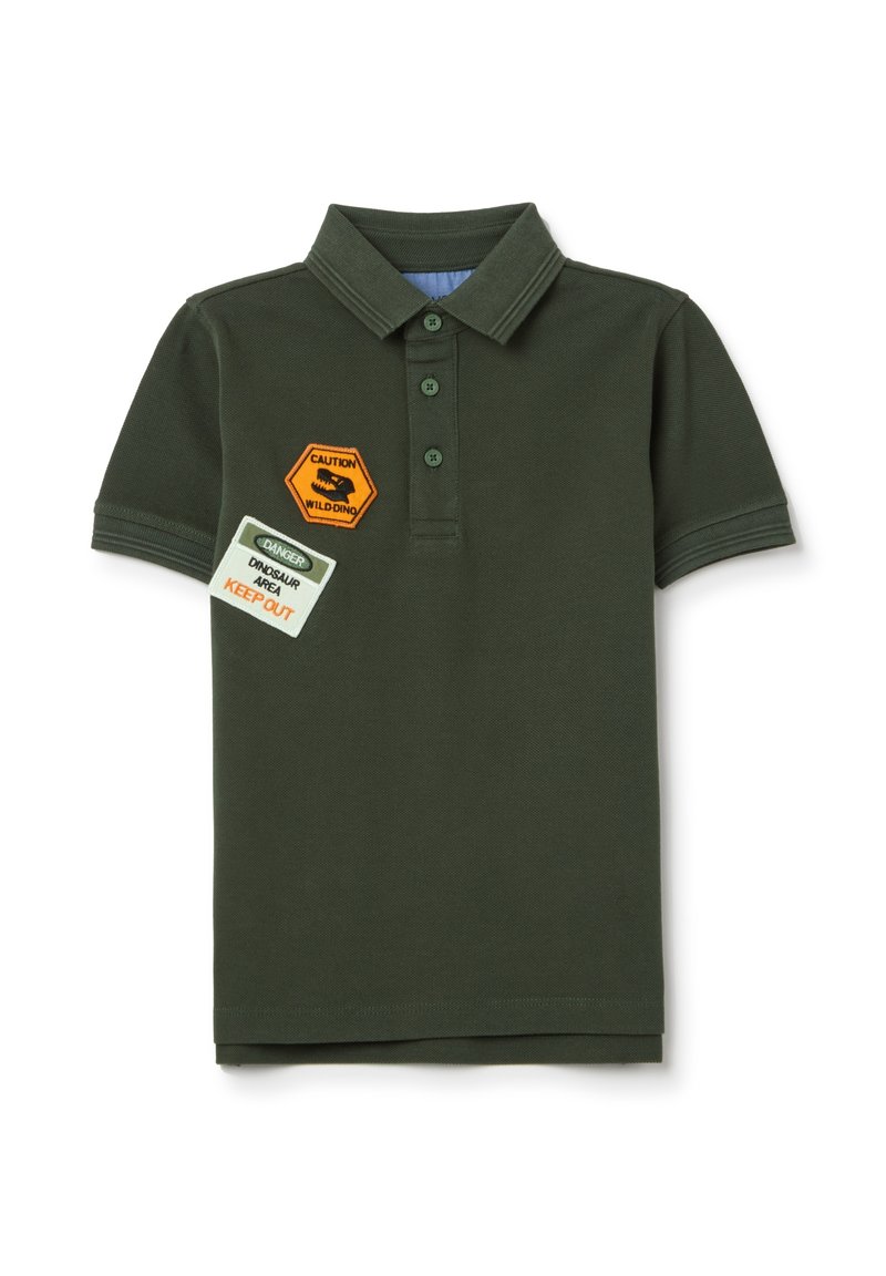 Polo de color verde oscuro hecho de tela texturizada; presenta un cuello, tres botones y dos parches coloridos con texto de advertencia.