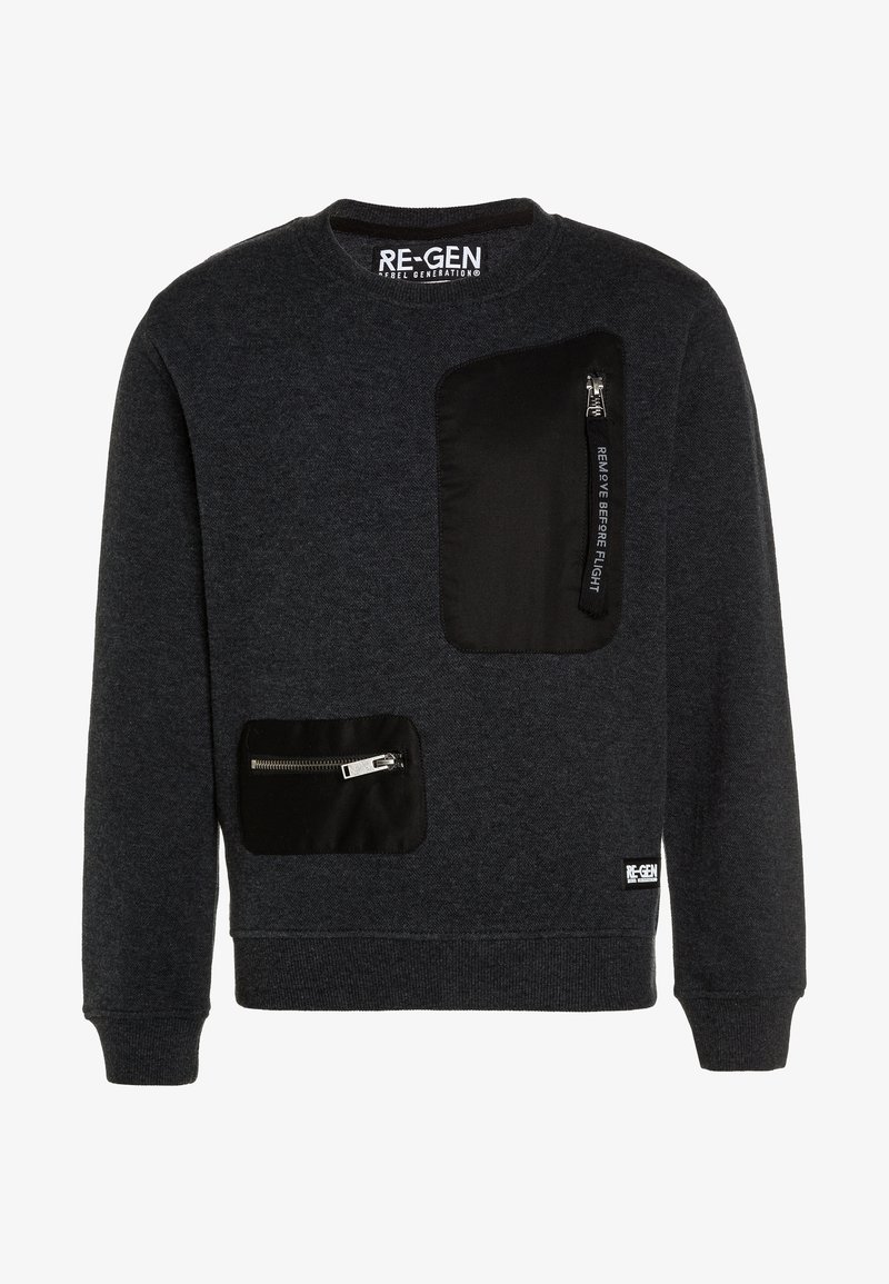 Sweatshirt gris foncé à col rond avec deux poches zippées noires, une grande sur la poitrine et une plus petite près de la taille, avec une étiquette "REMOVE BEFORE FLIGHT".