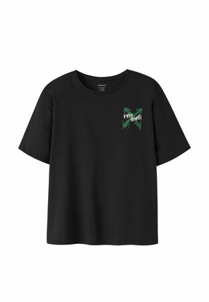 T-shirt noir à manches courtes avec col rond et petit motif vert sur le côté gauche de la poitrine indiquant « Free Spirits ».