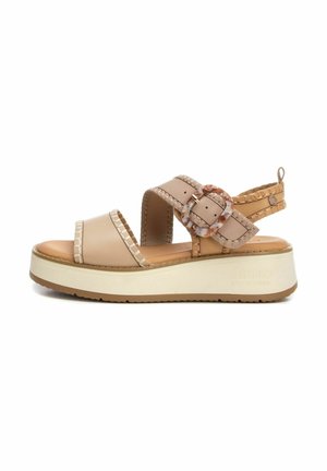 Sandalias de plataforma beige con dos correas anchas y una hebilla de acento. Material sintético con textura tejida y suela de goma.