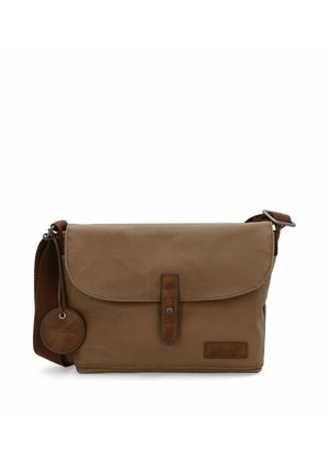 Bolso mensajero de lona marrón con correa de hombro ajustable, solapa frontal asegurada con correa de cuero y botón de presión, y llavero redondo de cuero.