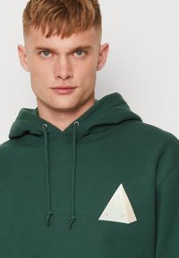 HUF DISCOVER NATURE HOODIE - Pusa - forest green