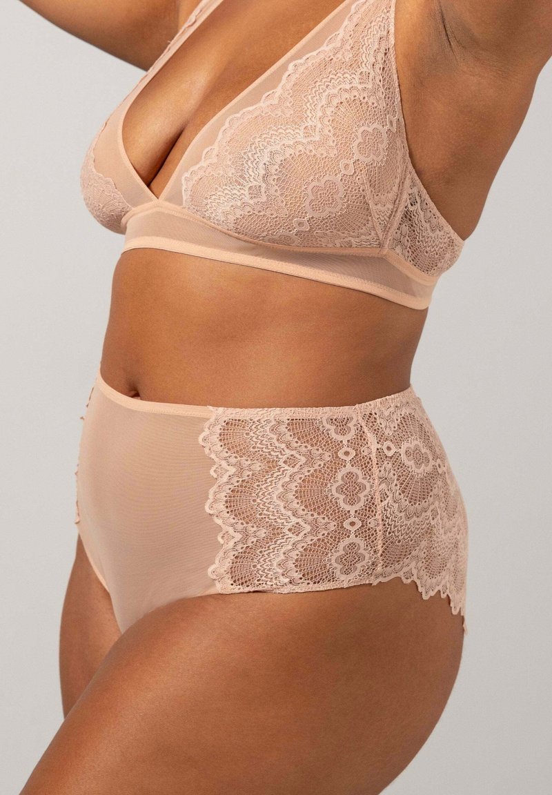 Nude spets-bh och högmidjad trosa i set som har floral spetsdetaljer, genomskinliga sektioner och sömlös design för komfort och passform.