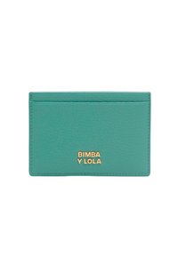 Tarjetero de cuero texturizado turquesa con letras de logo en dorado. Cuenta con cinco ranuras para tarjetas y un diseño minimalista.