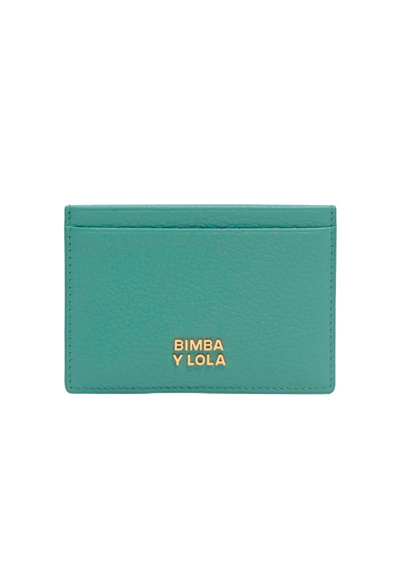 Tarjetero de cuero texturizado turquesa con letras de logo en dorado. Cuenta con cinco ranuras para tarjetas y un diseño minimalista.