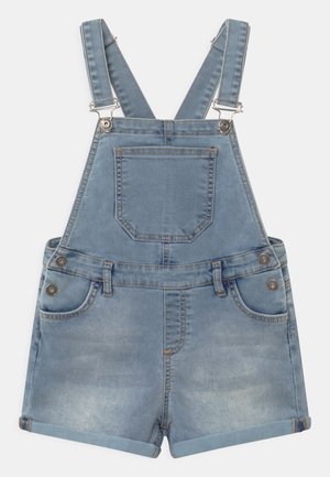Salopette courte en jean bleu clair avec bretelles réglables, poche poitrine avant, boutons latéraux, passants pour ceinture et revers sur le bas du short.