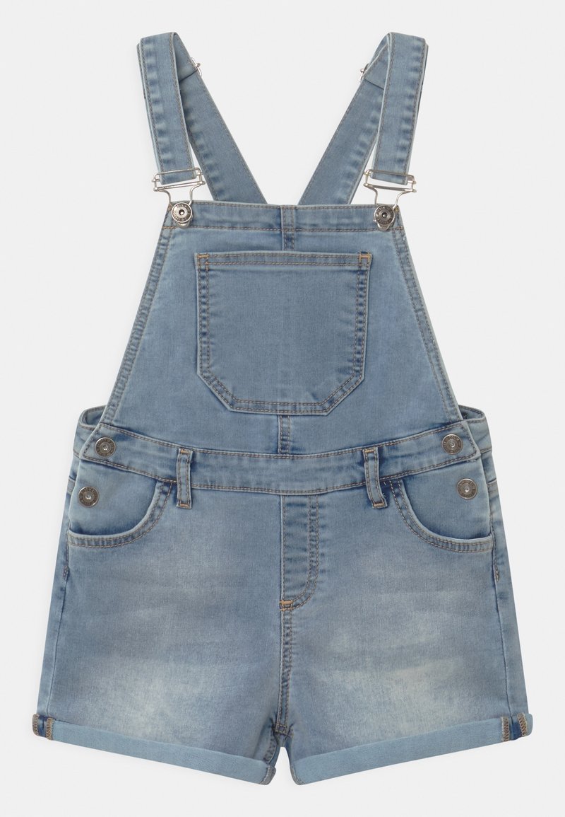 Salopette courte en jean bleu clair avec bretelles réglables, poche poitrine avant, boutons latéraux, passants pour ceinture et revers sur le bas du short.